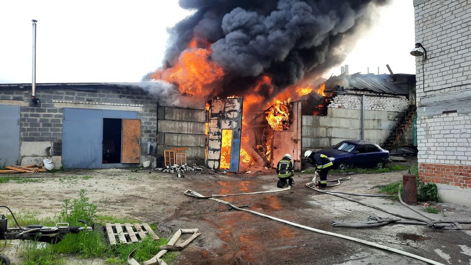 На пожежах в Київському районі було задіяно 10 рятувальних відділень
