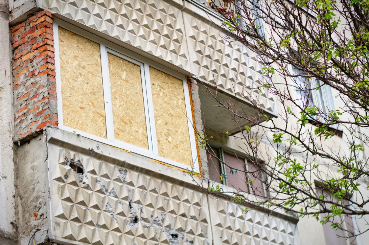 В Салтівському районі без вікон залишилися майже 2000 будинків