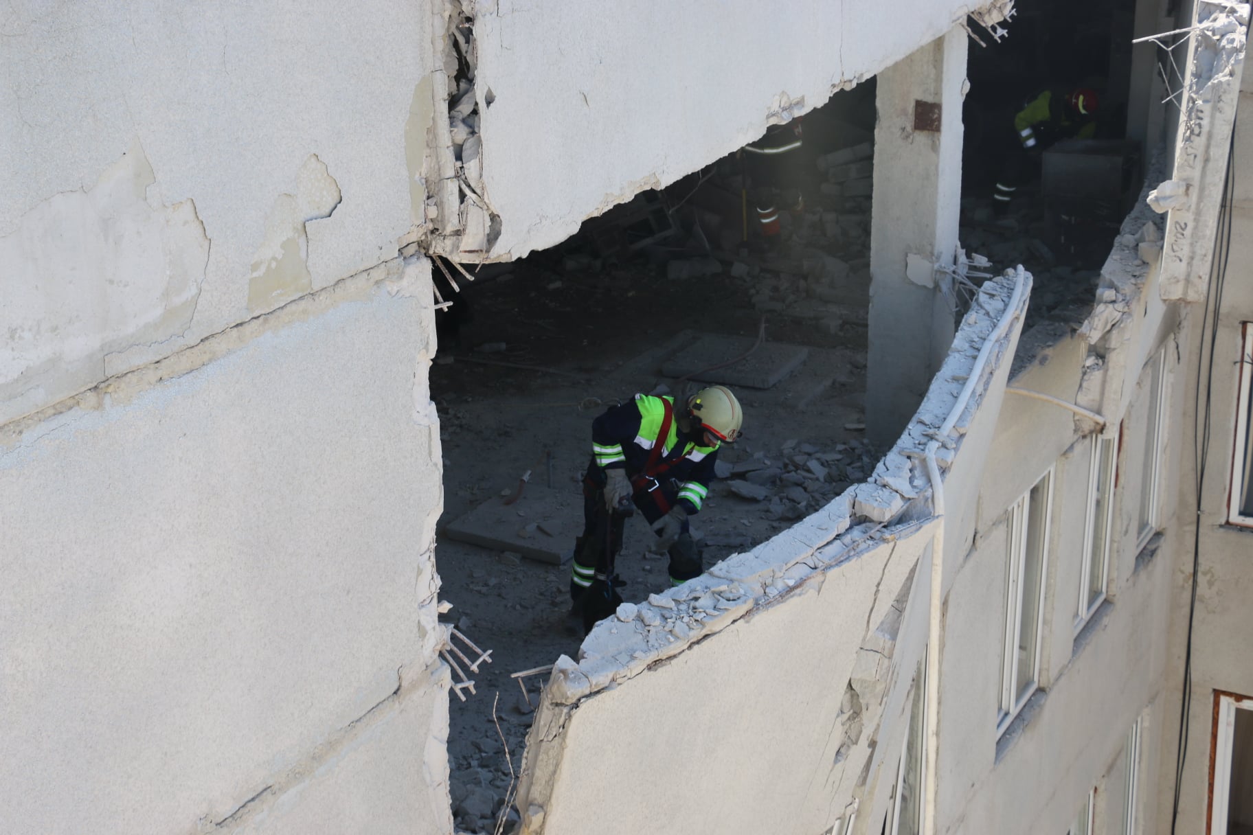 В зруйнованій обстрілами лікарні Немишлянського району проводяться аварійно-рятувальні роботи