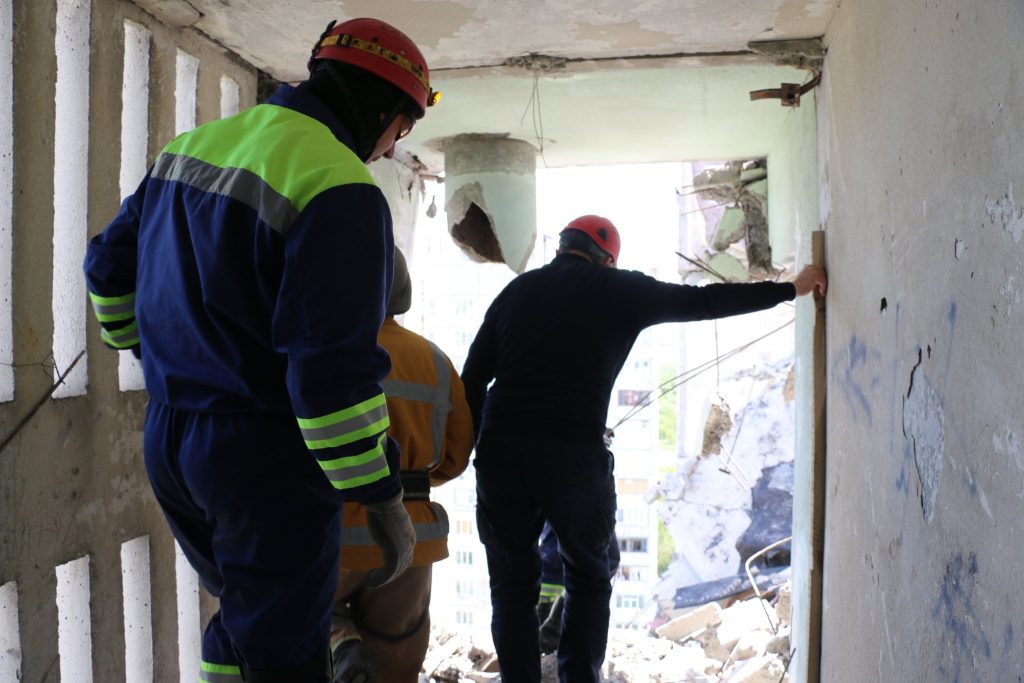Тіла ще двох загиблих дістали рятувальники з-під завалів багатоповерхівки на ХТЗ