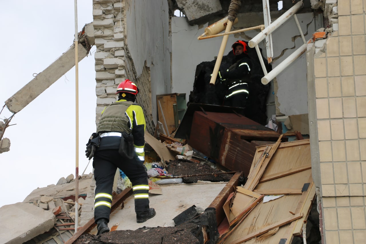 Рятувальники розбирають завали в зруйнованій школі в Основ’янському районі
