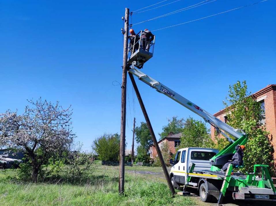 В звільнених селах Харківщини відновлюють електропостачання