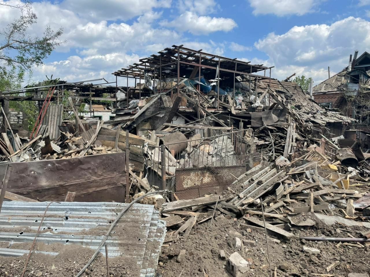 Ракетний обстріл Лозівського району: постраждала жінка, зруйновані будинки