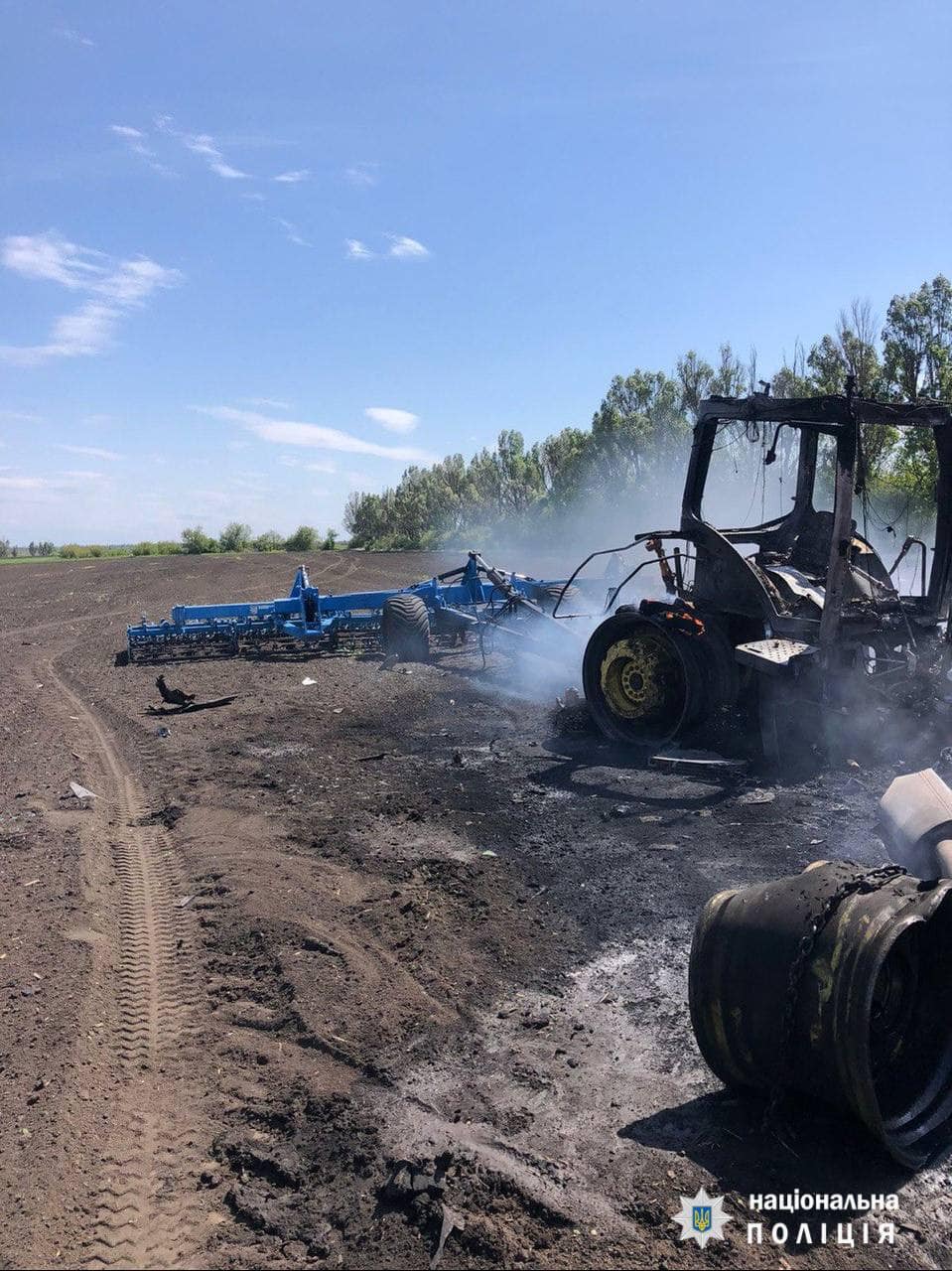 На Харківщині рашисти з літака розстріляли трактор у полі