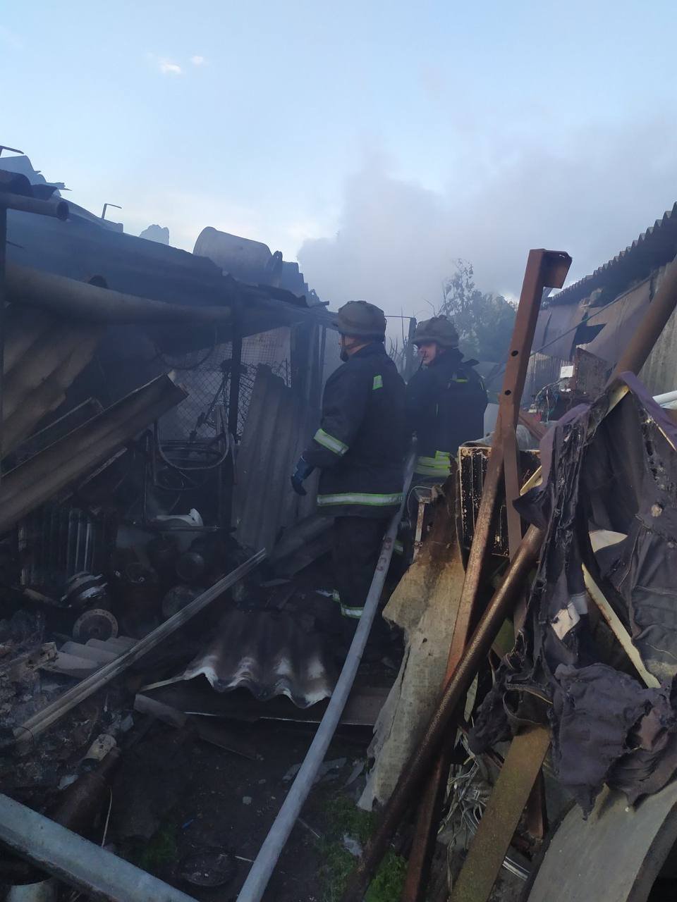 Харківські рятувальники дістали з-під завалів будинку чоловіка