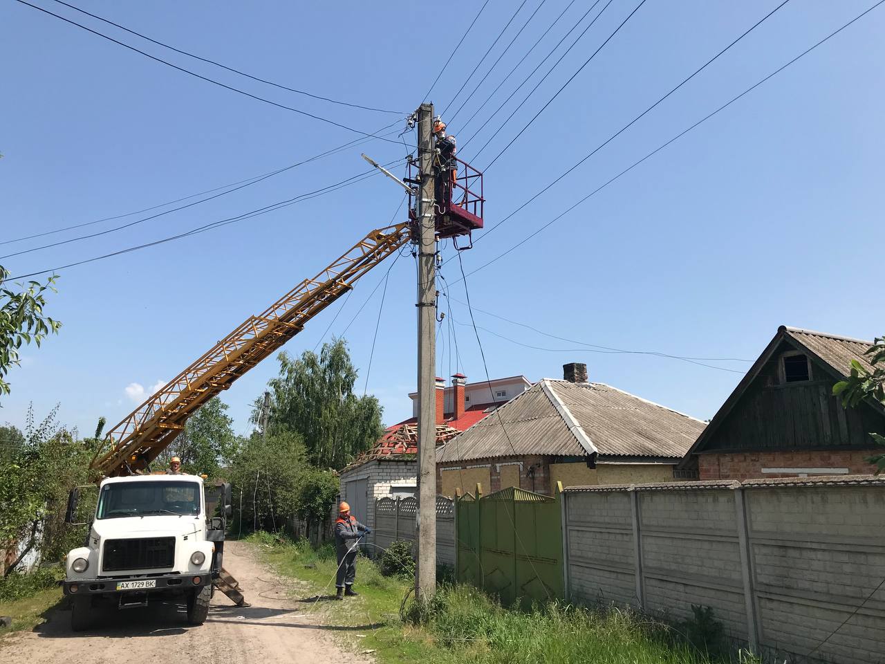 На Великій Данилівці ремонтні бригади відновлюють повітряні лінії електропередачі