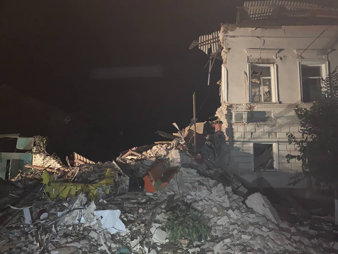 Порятунок подружжя з-під завалів зруйнованого будинку на вулиці Чоботарській