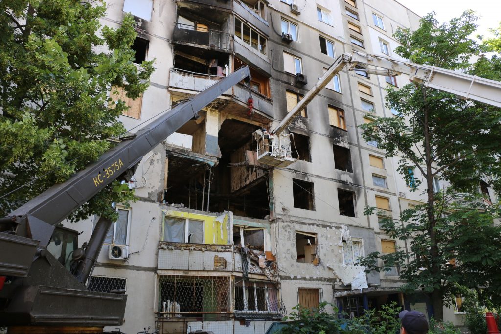 Руйнації та наслідки пожеж: ДСНС проводить аварійно рятувальні-роботи в Немишлянському районі