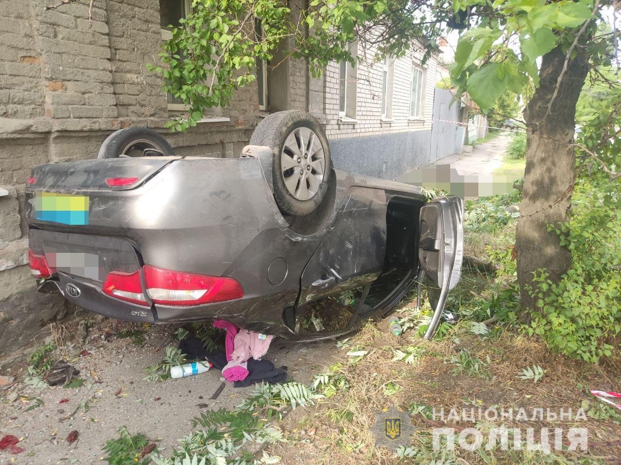 На вулиці Гольдбергівській автівка вилетіла на тротуар та перекинулась: загинув пішохід