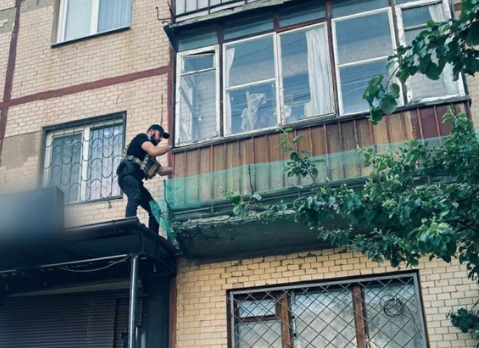 Щоб допомогти літній жінці, харківським патрульним довелося потрапити в квартиру через вікно