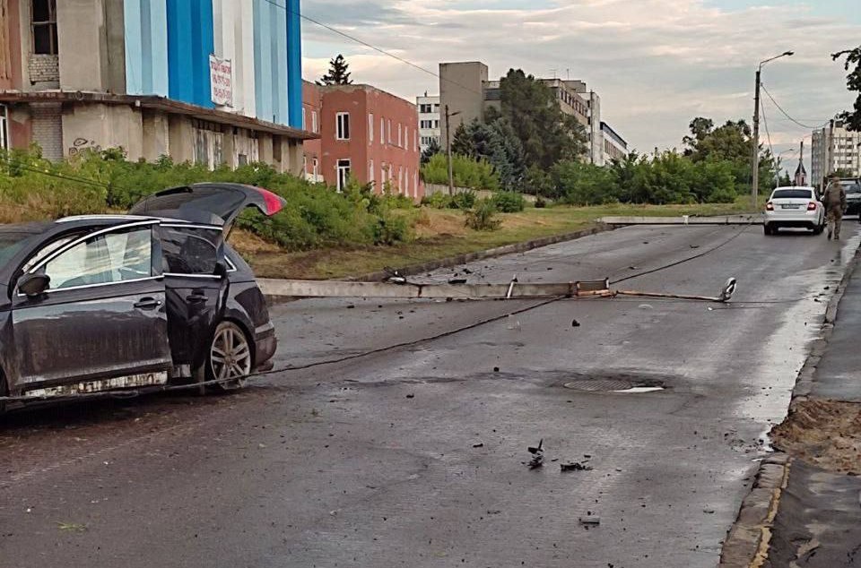 На Великій Панасівський водій Audi знищив два стовпи