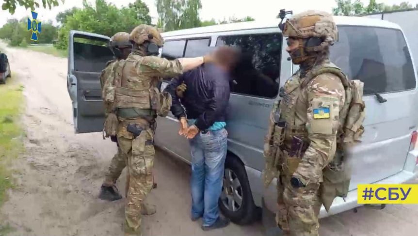 Під Харковом СБУ затримала російського агента, який «здавав» ворогу позиції українських військових