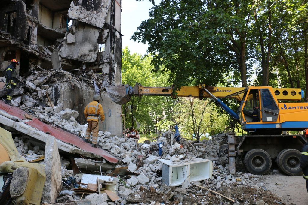 Рятувальники почали розбирати завали в зруйнованій 9-поверхівці на Салтівці