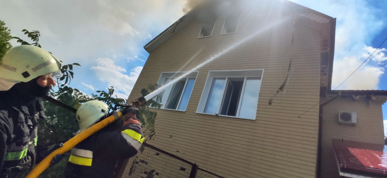 Пожежі у передмісті Харкова: рятувальникам довелося працювати під обстрілами
