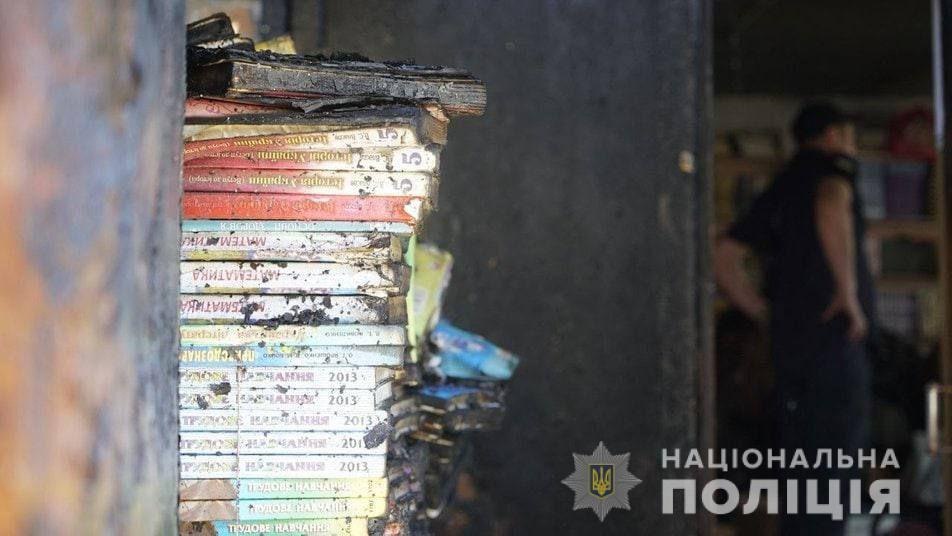 На місці знищеної ворожим снарядом шкільної бібліотеки працює поліція