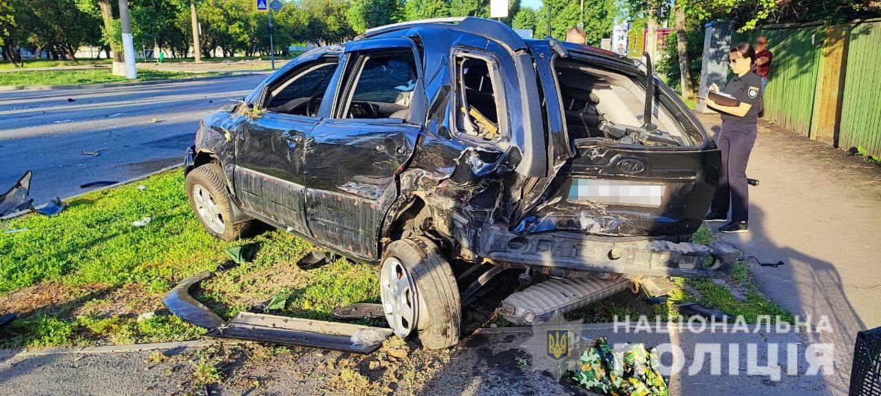 Зіткнення двох автівок на Салтівському шосе: один водій в лікарні, інший – втік