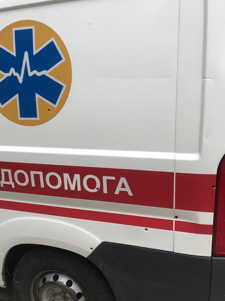 В Зміївському районі «швидка» потрапила під обстріл: фельдшер отримав поранення