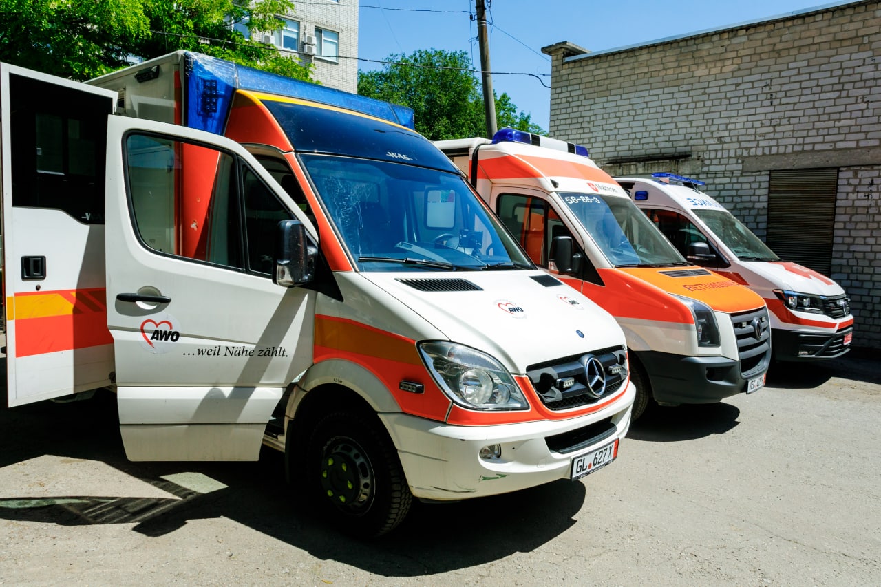 Харківські медики отримали нові спецавтомобілі – зокрема для використання на фронті