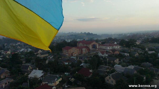 В окупованій Боровій окупанти полюють на українську символіку: знімають тризуби, обстрілюють прапори