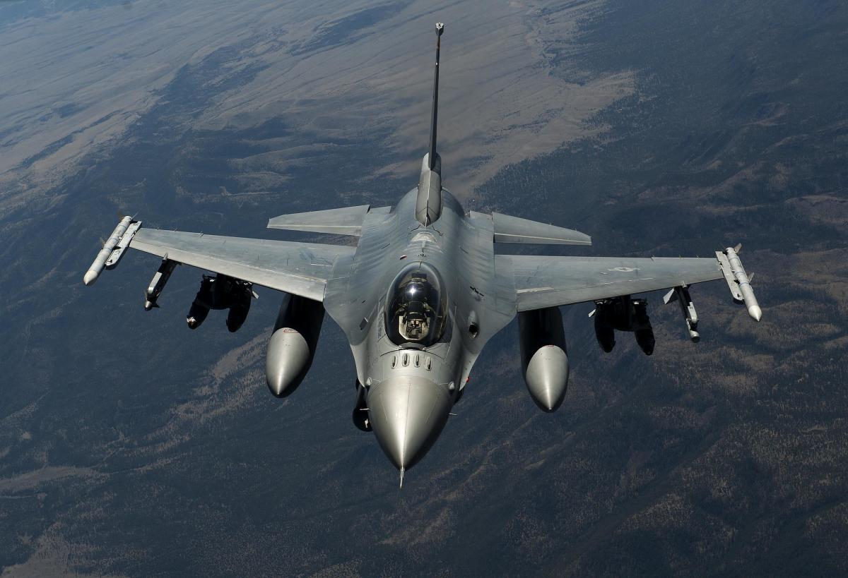 США можуть незабаром почати навчання українських пілотів на винищувачах F-16