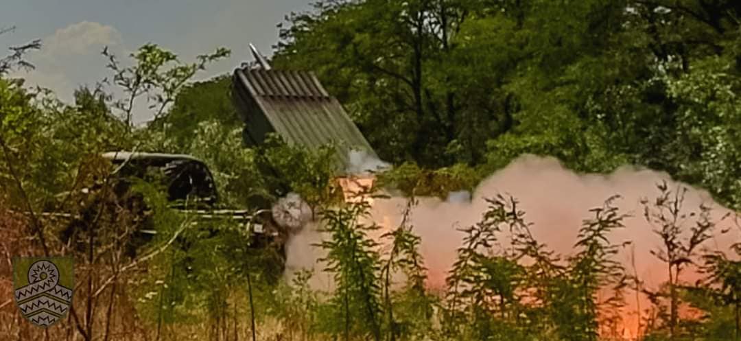На Харківщині окупанти обстрілюють селища уздовж лінії зіткнення з танків, ствольної та реактивної артилерії