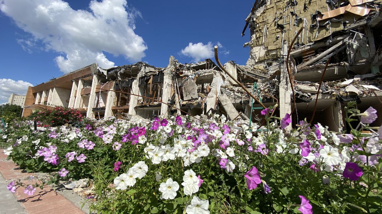 В Лозівському палаці культури, зруйнованому окупантами, розбирають аварійні конструкції