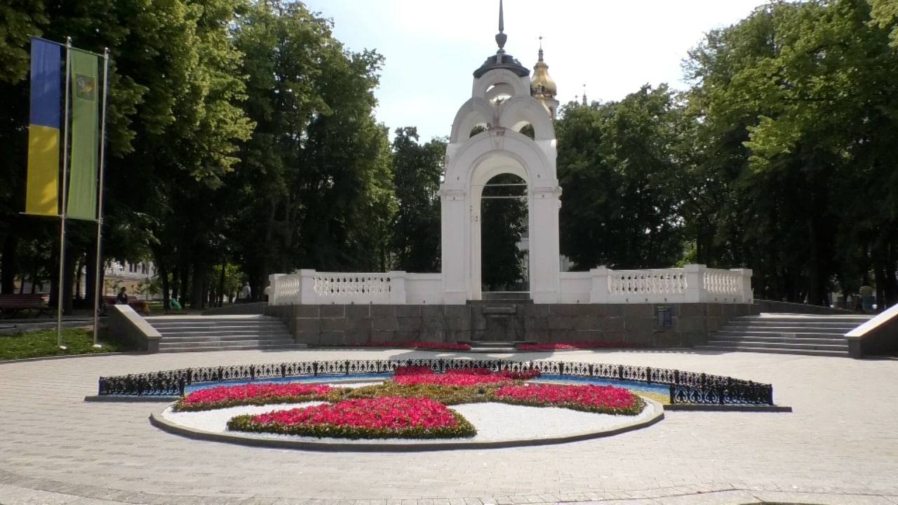 Харків квітне: у місті з’явилися патріотичні клумби