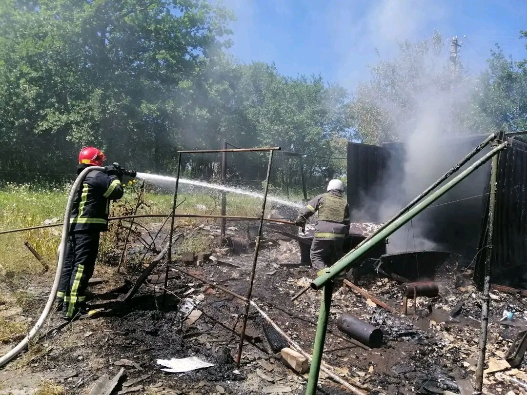 Чугуївський район: рятувальники ліквідували 2 пожежі, спричинені ворожими обстрілами