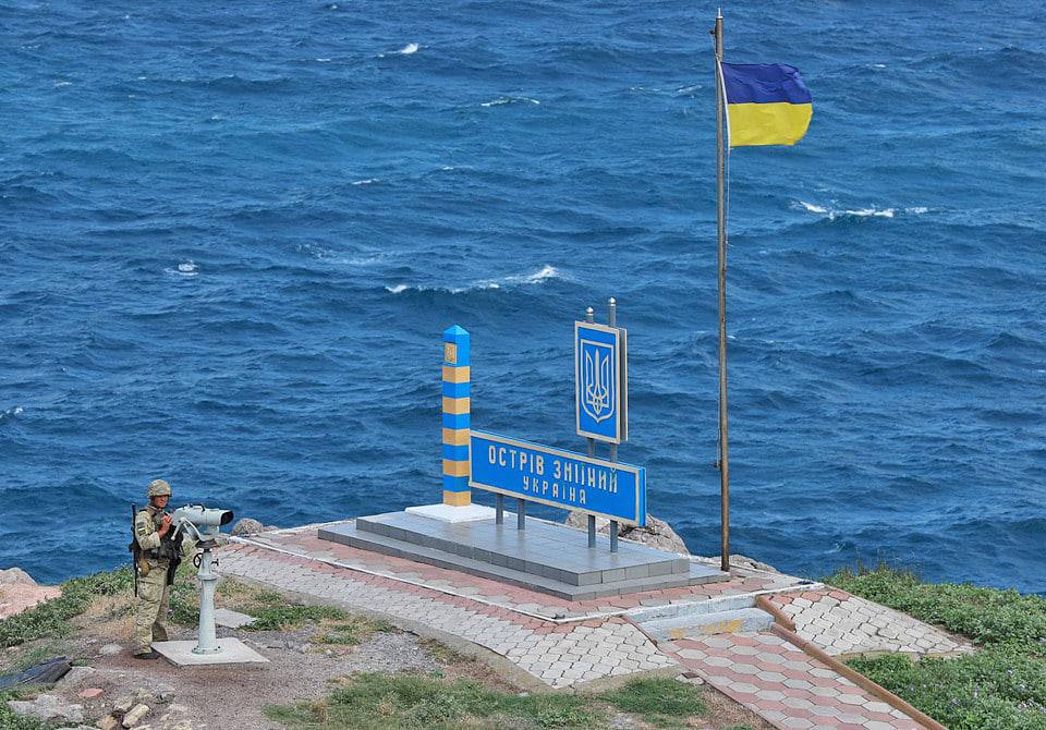 На острові Зміїний встановили прапор України, військова операція звершена