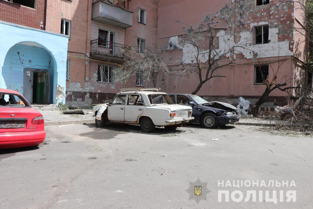 У Харкові на місці нічного обстрілу виявлено чотири місця вибуху від артилерійських снарядів (відео)