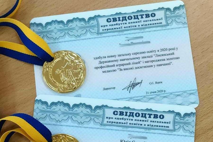Випускникам Харківщини, які опинилась за кордоном, почали видавати атестати