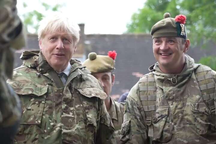 «Я впевнений, що Україна переможе»: Борис Джонсон відвідав українських військових, які проходять навчання у Великій Британії