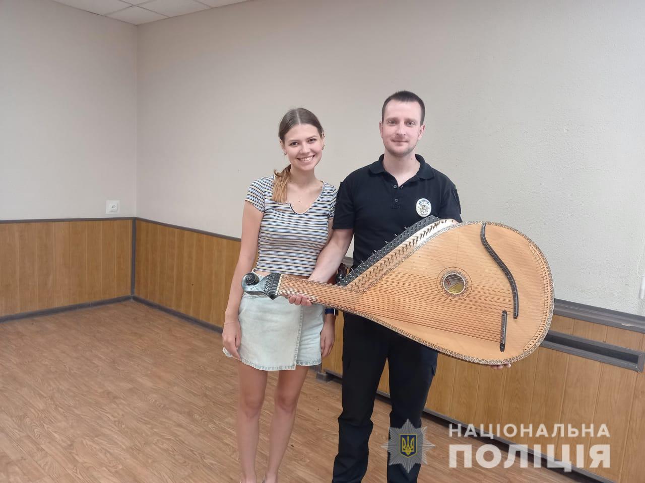 Харків’янин вкрав бандуру та продав коштовний музичний інструмент через ломбард