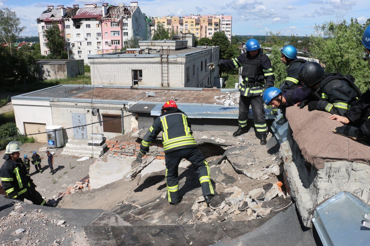 В зруйнованих будівлях на Північній Салтівці тривають аварійно-рятувальні роботи