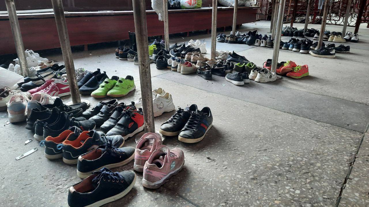 Зруйнована вранці школа: залишилося лише дитяче взуття (фото)