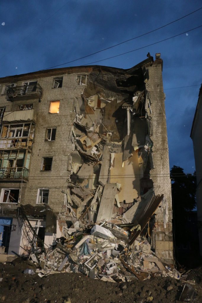 Вночі ракета зруйнувала шестиповерховий житловий будинок