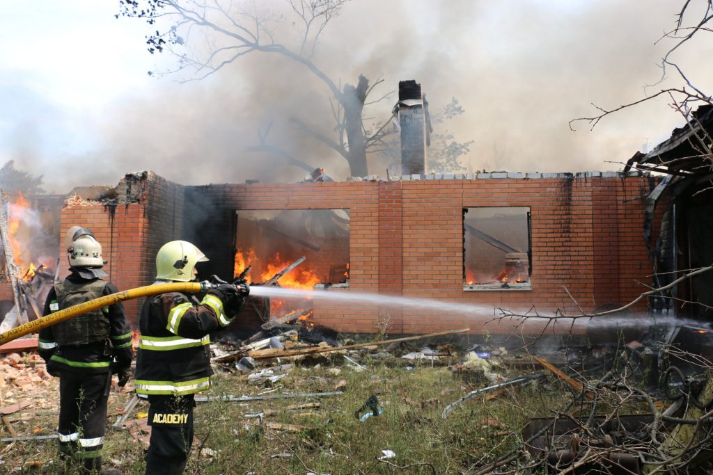 Масований обстріл Циркунів: рятувальникам довелося гасити одночасно 10 пожеж