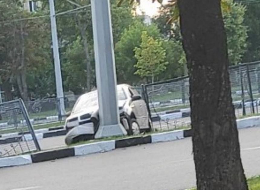 На проспекті Гагаріна автівка знесла металевий паркан