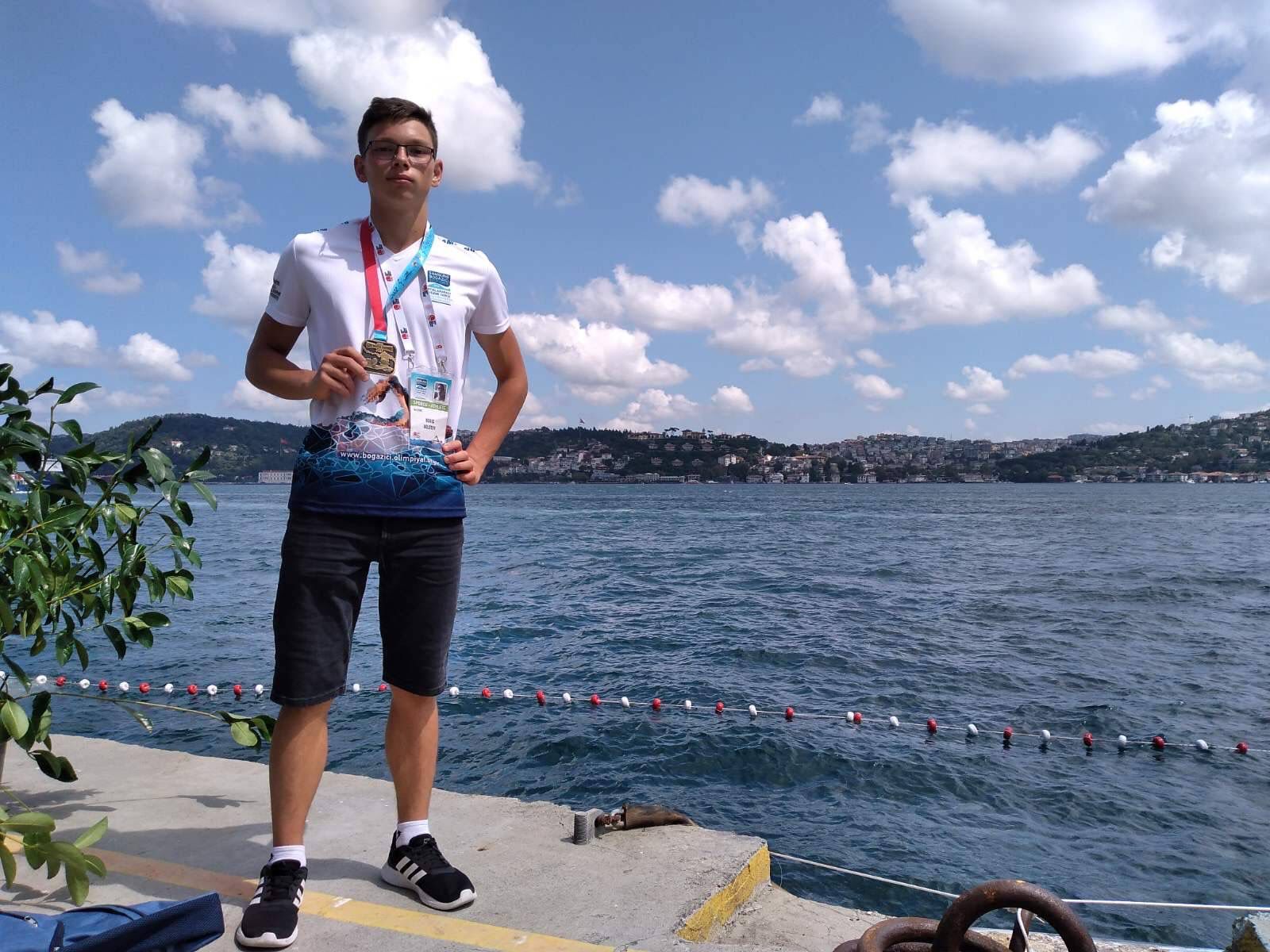 Школяр з Харкова отримав статус міжконтинентального плавця у запливі через Босфор