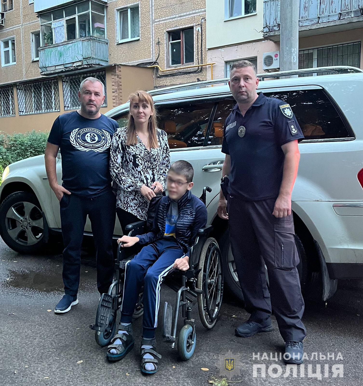 Поліцейські та волонтери організували евакуацію хлопця з Харкова на лікування до Німеччини