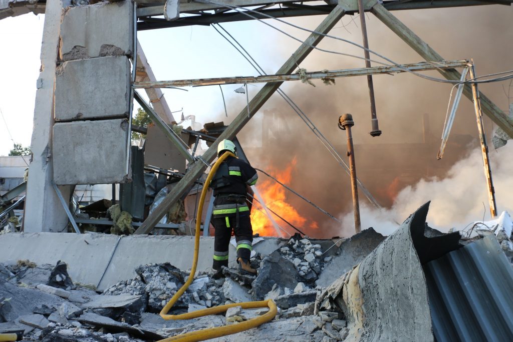 Ліквідована пожежа на харківському підприємстві, яке обстріляли окупанти