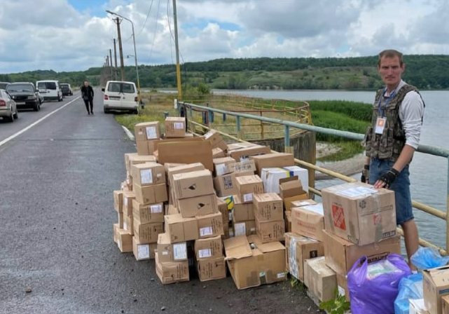Гуманітарний коридор на свій страх та ризик: як волонтери доставляють в Шевченково ліки та продукти