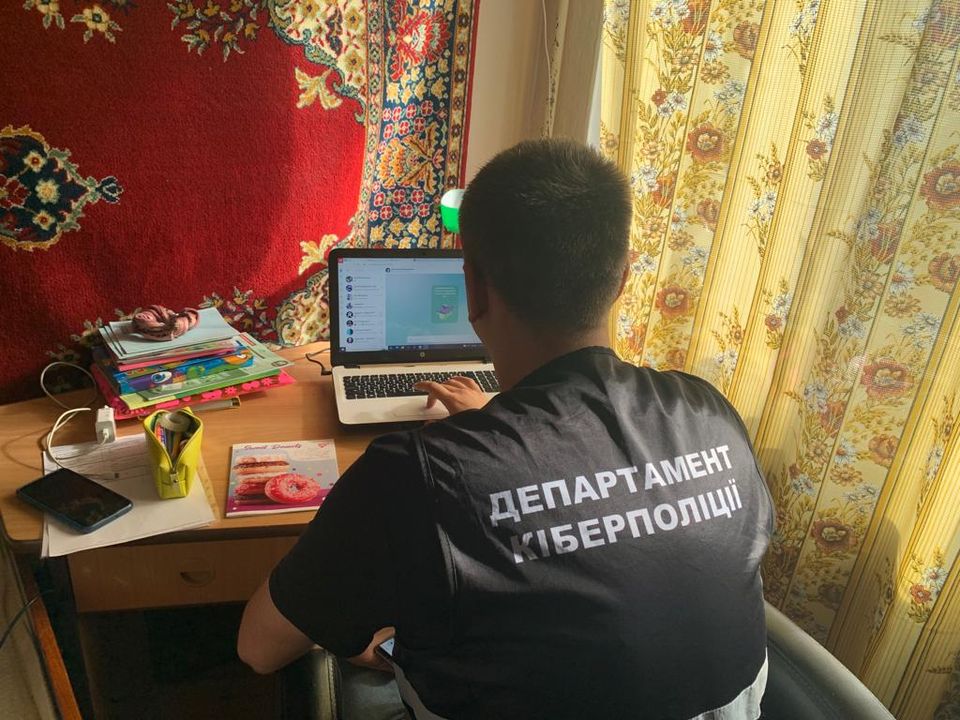 Шукала жертв серед іноземців на сайтах знайомств: харківські кіберполіцейські викрили шахрайку