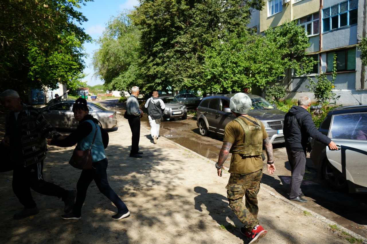 Людей з Куп’янська евакуюють під обстрілами