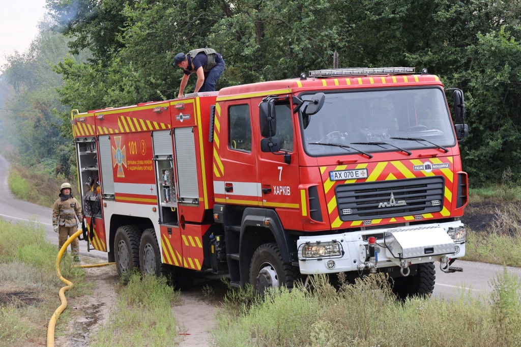 Масовані обстріли Дергачівського району: рятувальники не встигають гасити пожежі