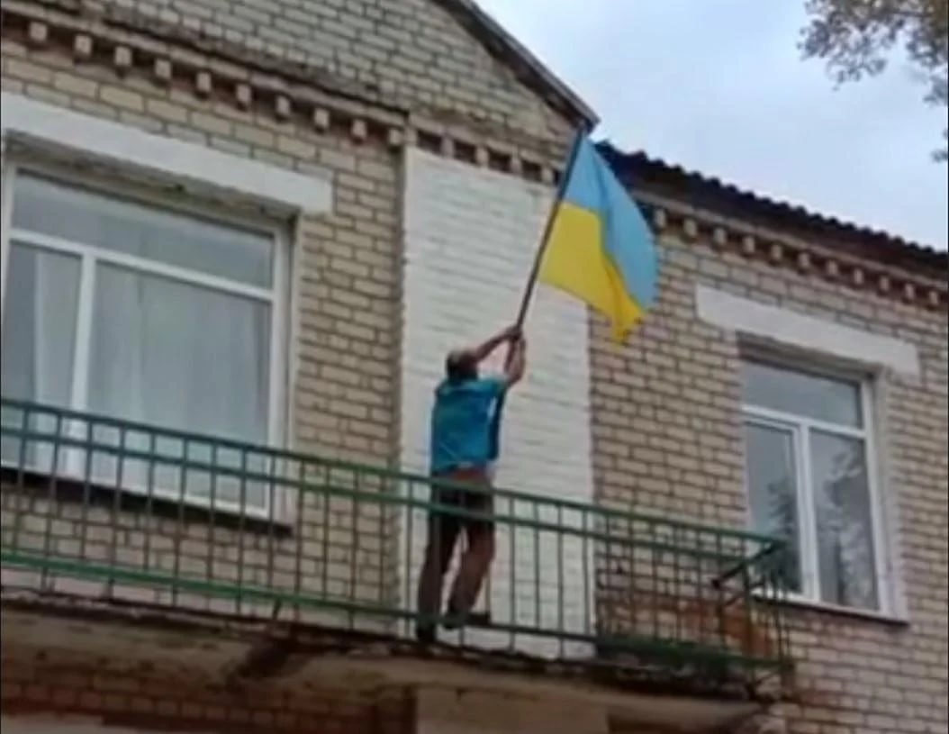У ще одному селі Харківської області вивісили прапор України (відео)