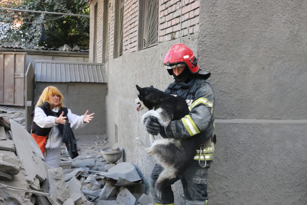 60 рятувальників та півтора десятка спецавтомобілей працювали на пожежі в центрі Харкова (фото)
