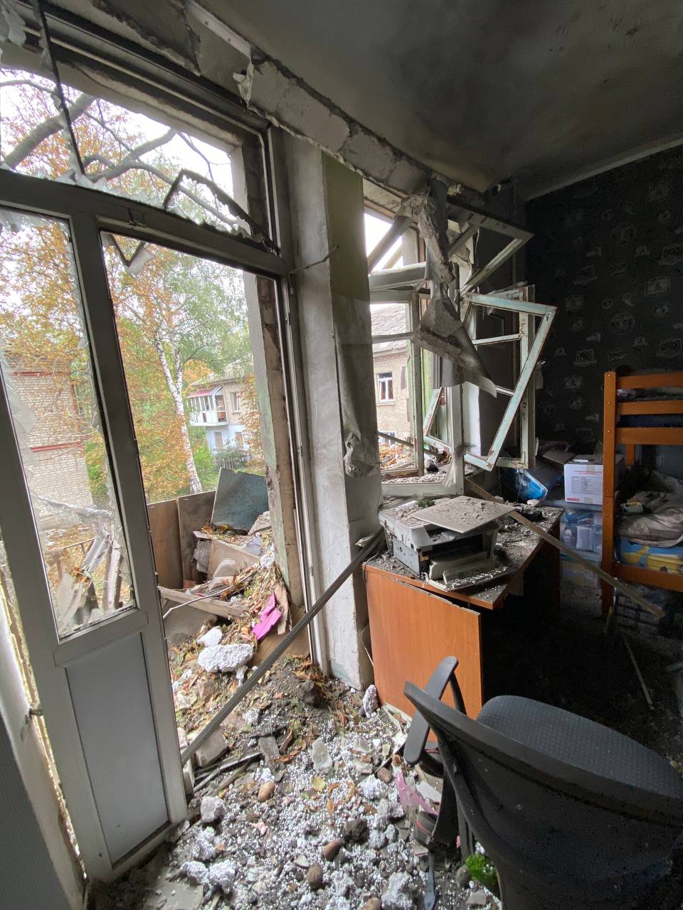 Травми, знищена машина та пошкоджена квартира: в Слобідському районі постраждала родина волонтерів
