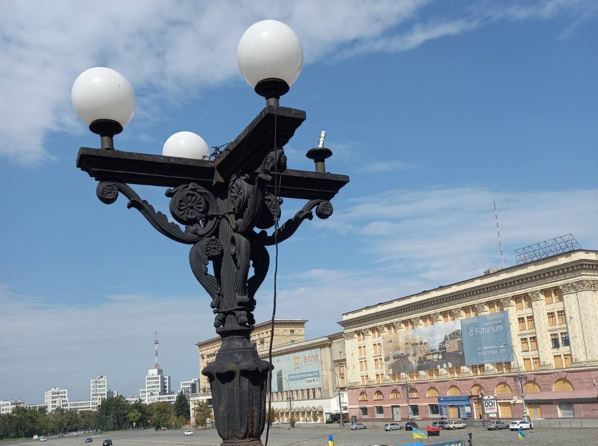 Попри обстріли у Харкові не припиняють відновлювати вуличне освітлення