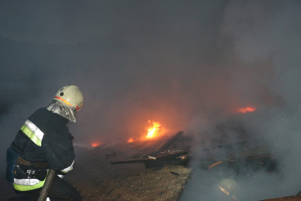 Гасити пожежу на Холодній Горі рятувальникам довелося під обстрілами 